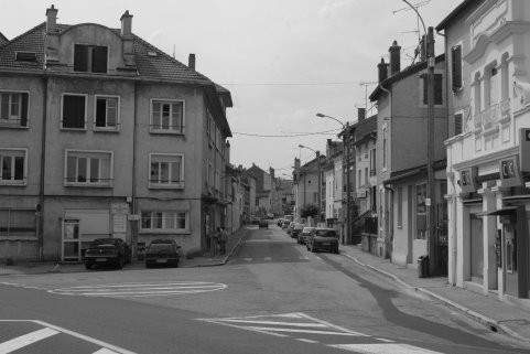 Rue des Jardins-Fleuris et "AU PETIT PARIS" en 2009 (photographie noir et blanc : Jean-Luc Gouret)